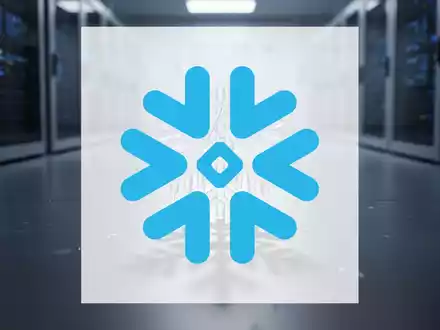 Ein stilisiertes, leicht gebrochenes Schneeflocken-Symbol auf einer dunklen, reflektierenden Oberfläche mit blau-grauem Hintergrund. - Foto: über boerse-global.de