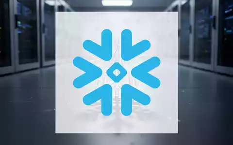 Ein stilisiertes, leicht gebrochenes Schneeflocken-Symbol auf einer dunklen, reflektierenden Oberfläche mit blau-grauem Hintergrund. - Foto: über boerse-global.de