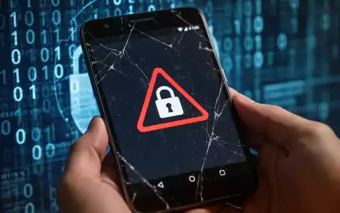Ein gebrauchtes Android-Smartphone mit einem Warnsymbol auf dem Bildschirm, das Sicherheitsbedenken beim Kauf alter Handys symbolisiert. - Foto: über boerse-global.de