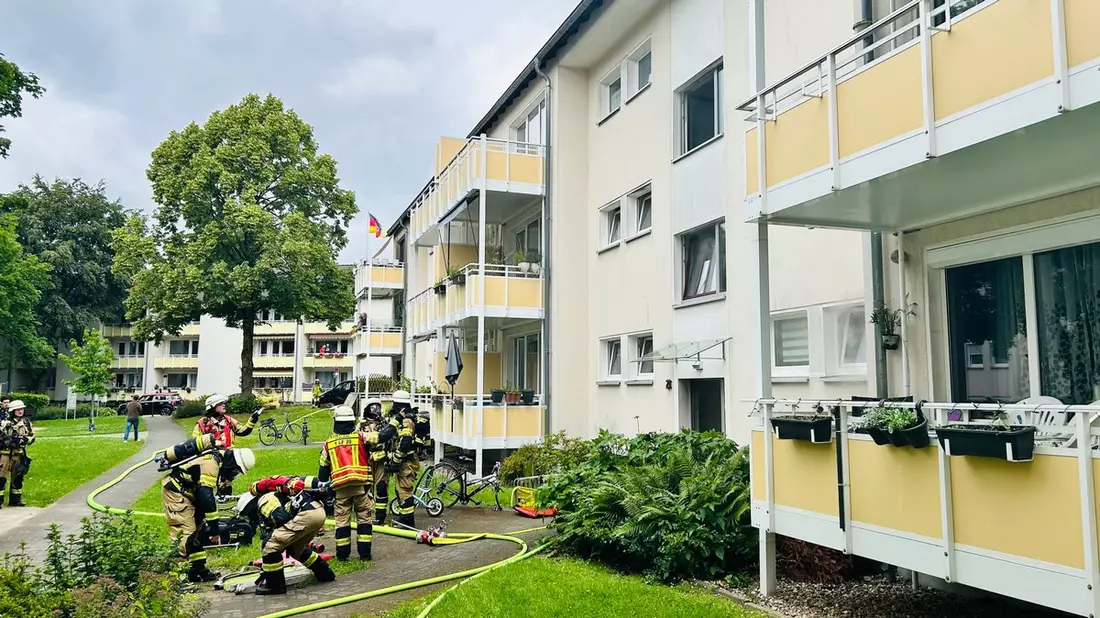 FW-HAAN: Kellerbrand in Mehrparteienhaus - Hund gerettet, mehrere Personen durch Rauchgase verletzt - Bild: presseportal.de