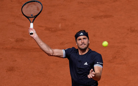 Alexander Zverev bei einem Volley. - Bild: Christophe Ena/AP/dpa