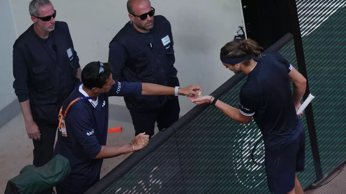 Zverev brauchte während des Matches Hilfe. - Bild: Aurelien Morissard/AP/dpa