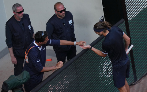 Zverev brauchte während des Matches Hilfe. - Bild: Aurelien Morissard/AP/dpa