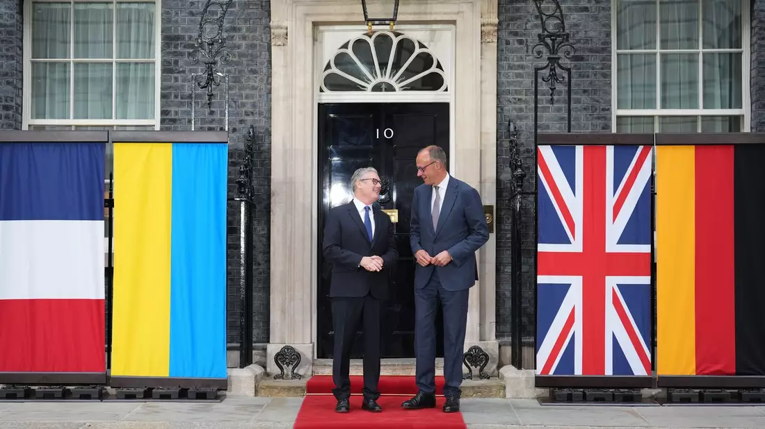 Downing Street Nr. 10: Hier findet der Vierer-Gipfel zum Ukraine-Krieg mit Kanzler Merz statt. - Bild: Lucy North/PA Wire/dpa