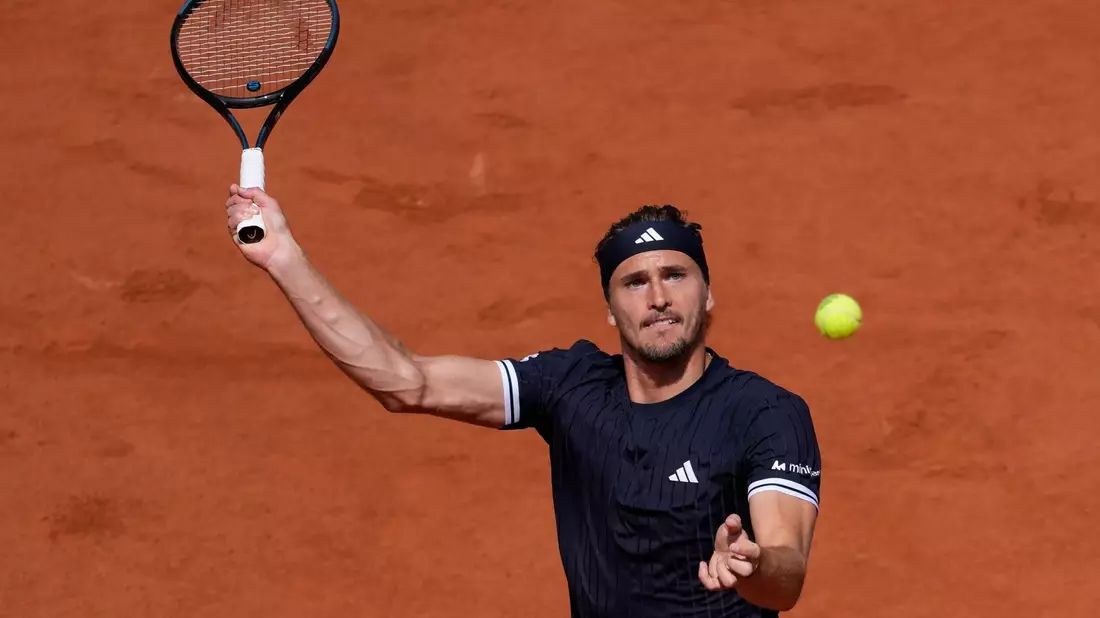 Alexander Zverev bei einem Volley. - Bild: Christophe Ena/AP/dpa