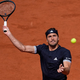 Alexander Zverev bei einem Volley. - Bild: Christophe Ena/AP/dpa