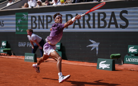 Cobolli in der Defensive - Bild: Thibault Camus/AP/dpa