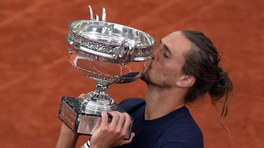 Zverev gibt der Trophäe einen Kuss.  - Bild: Thibault Camus/AP/dpa