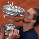 Zverev gibt der Trophäe einen Kuss.  - Bild: Thibault Camus/AP/dpa