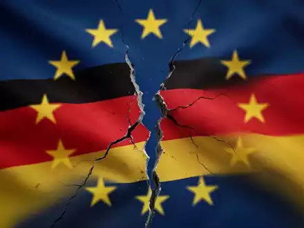 Eine leicht unscharfe EU-Flagge im Hintergrund, davor eine scharfe, zerrissene Deutschlandflagge, die Konflikt symbolisiert. - Foto: über boerse-global.de