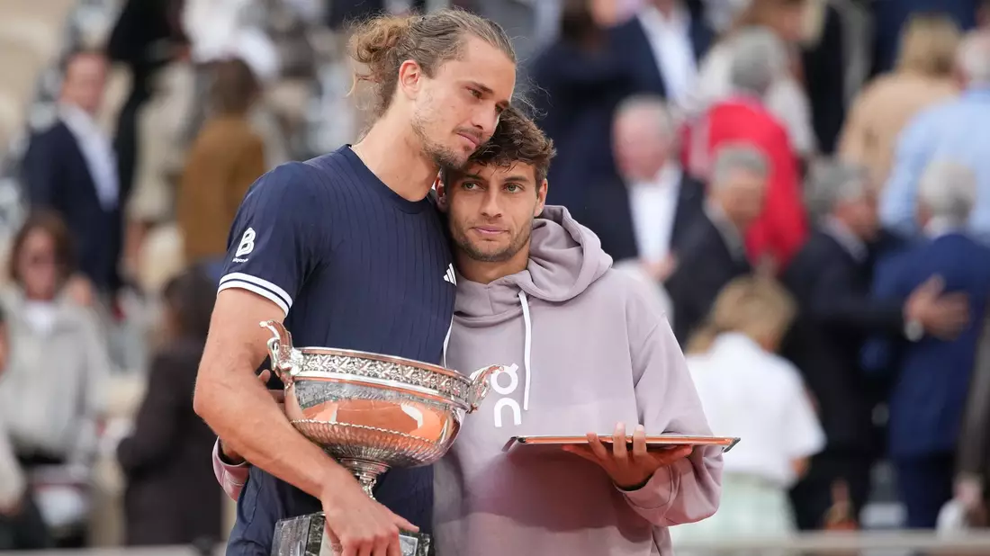 Zverev (l) tröstet Finalgegner Cobolli - Bild: Christophe Ena/AP/dpa