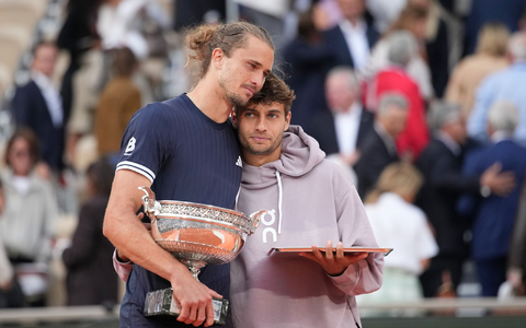 Zverev (l) tröstet Finalgegner Cobolli - Bild: Christophe Ena/AP/dpa