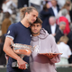 Zverev (l) tröstet Finalgegner Cobolli - Bild: Christophe Ena/AP/dpa