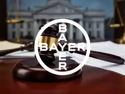 Ein Gavel liegt auf einem dunklen Holztisch, im Hintergrund verschwommene Rechtsdokumente und ein Gerichtsgebäude. - Foto: über boerse-global.de