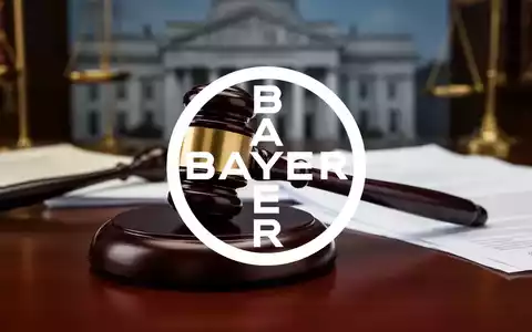 Ein Gavel liegt auf einem dunklen Holztisch, im Hintergrund verschwommene Rechtsdokumente und ein Gerichtsgebäude. - Foto: über boerse-global.de