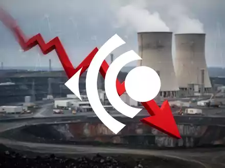 Ein roter Pfeil zeigt auf einem unscharfen Hintergrund eines Uranbergwerks oder Atomkraftwerks steil nach unten, was einen starken Kursrückgang symbolisiert. - Foto: über boerse-global.de