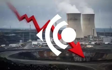 Ein roter Pfeil zeigt auf einem unscharfen Hintergrund eines Uranbergwerks oder Atomkraftwerks steil nach unten, was einen starken Kursrückgang symbolisiert. - Foto: über boerse-global.de