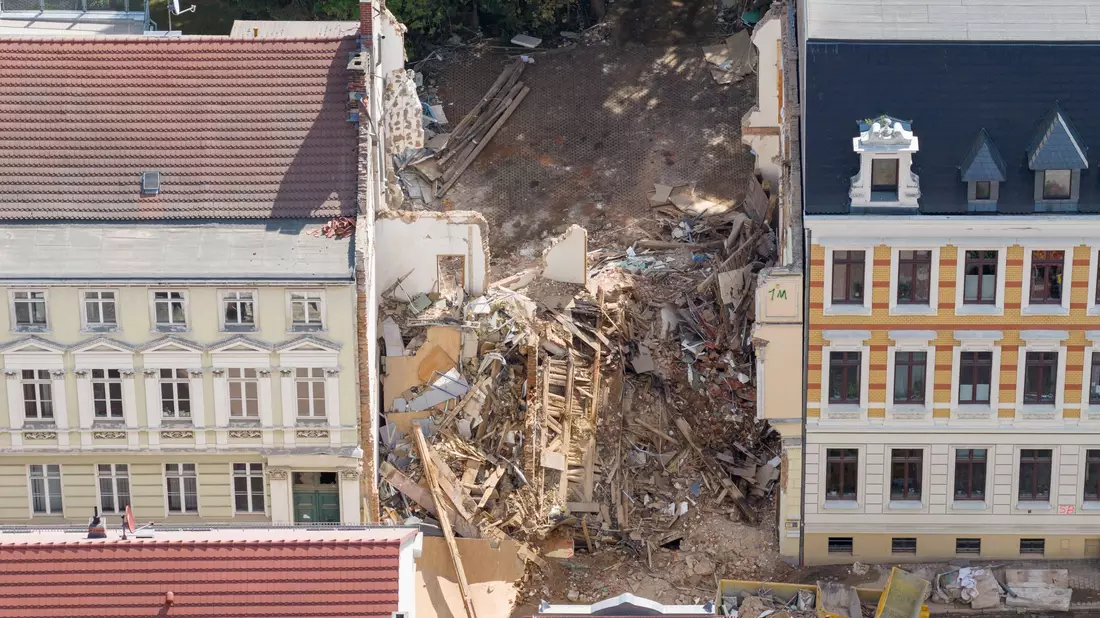 Gut drei Wochen nach dem Hauseinsturz in Görlitz dauern die Ermittlungen an. (Archivbild) - Bild: Sebastian Kahnert/dpa