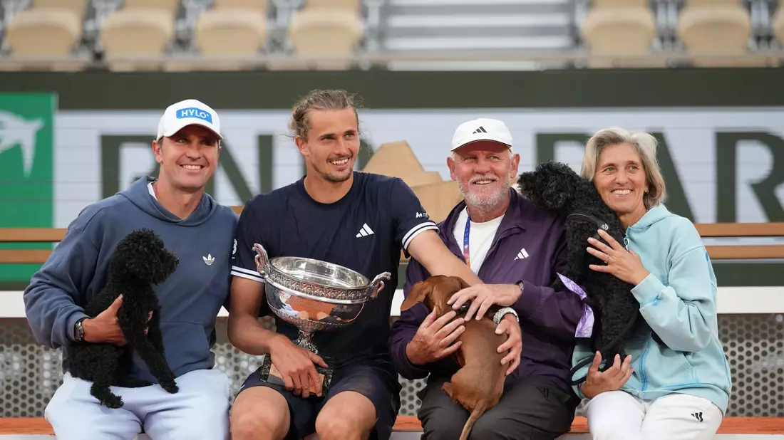 Alexander Zverev (2.v.l) mit seinem Bruder (l), Vater und seiner Mutter. - Bild: Christophe Ena/AP/dpa