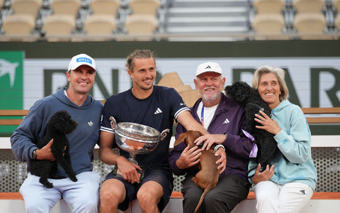 Alexander Zverev (2.v.l) mit seinem Bruder (l), Vater und seiner Mutter. - Bild: Christophe Ena/AP/dpa