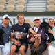 Alexander Zverev (2.v.l) mit seinem Bruder (l), Vater und seiner Mutter. - Bild: Christophe Ena/AP/dpa