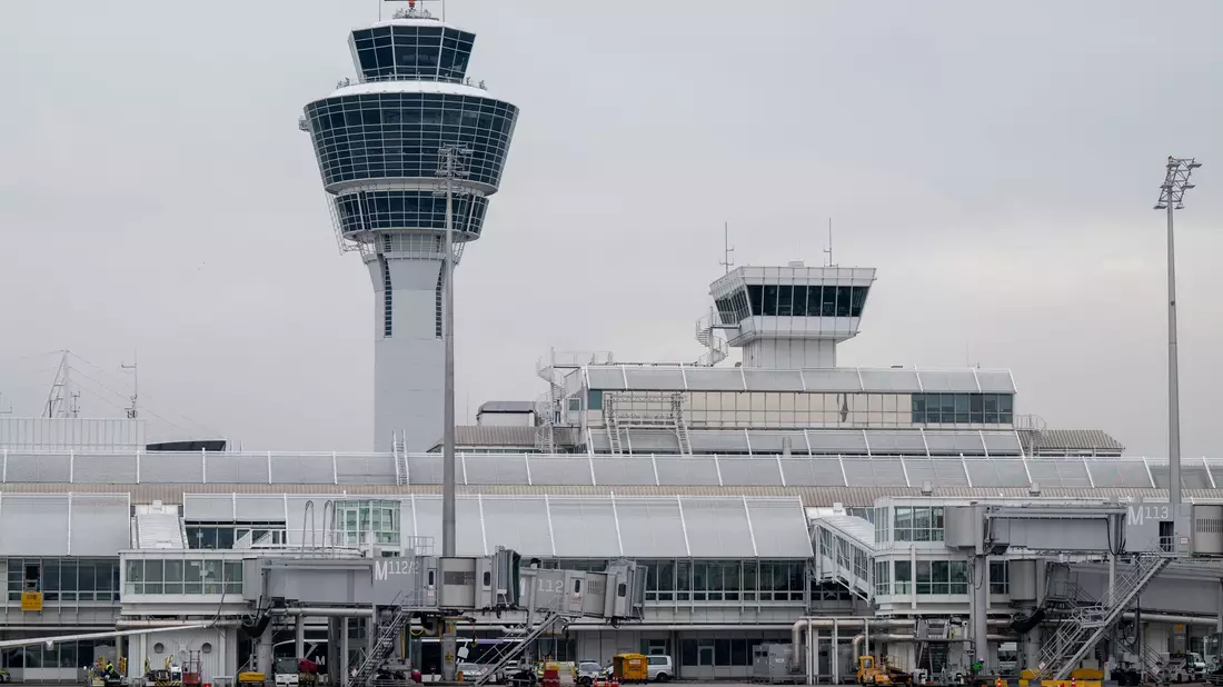 Medienberichten zufolge soll es am Tower brennen. (Archivbild) - Bild: Peter Kneffel/dpa