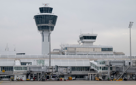 Medienberichten zufolge soll es am Tower brennen. (Archivbild) - Bild: Peter Kneffel/dpa