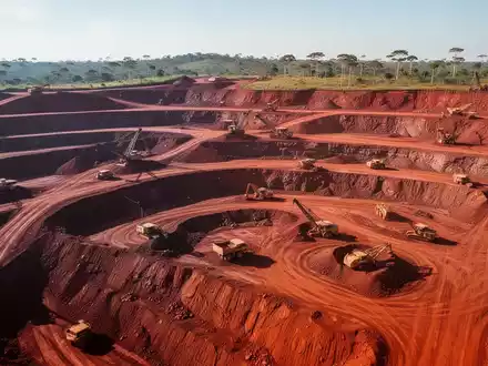 Luftaufnahme einer großen Tagebaumine in Araxá, Brasilien, mit terrassierten Ebenen und schweren Maschinen. - Foto: über boerse-global.de