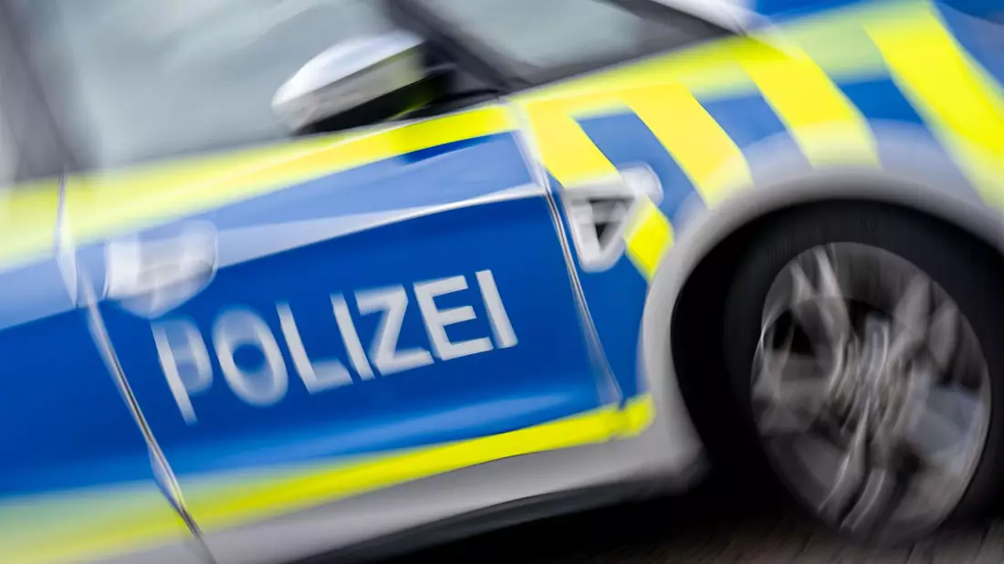 Sprengsatz explodiert vor Wohnhaus – Polizei ermittelt. (Symbolbild) - Bild: Hendrik Schmidt/dpa