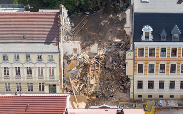 Gut drei Wochen nach dem Hauseinsturz in Görlitz dauern die Ermittlungen an. (Archivbild) - Foto: Sebastian Kahnert/dpa