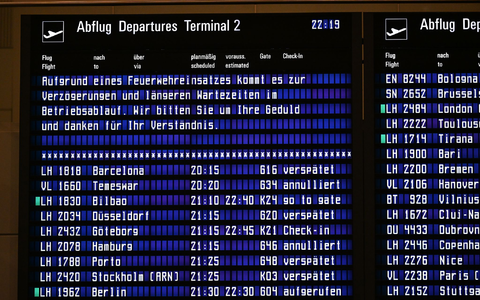 Die Anzeigetafeln des Flughafens zeigten etliche verspätete und annullierte Flüge an.. - Bild: Sven Hoppe/dpa