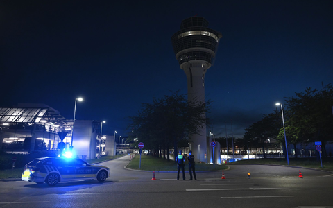 Polizei stand vor dem Flughafentower. - Bild: Sven Hoppe/dpa