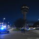 Polizei stand vor dem Flughafentower. - Bild: Sven Hoppe/dpa