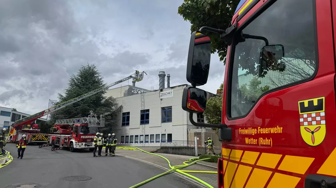 FW-EN: Großbrand in Wetter (Ruhr): Ennepe-Ruhr-Kreis demonstriert eindrucksvoll Zusammenhalt und Leistungsfähigkeit - Bild: presseportal.de