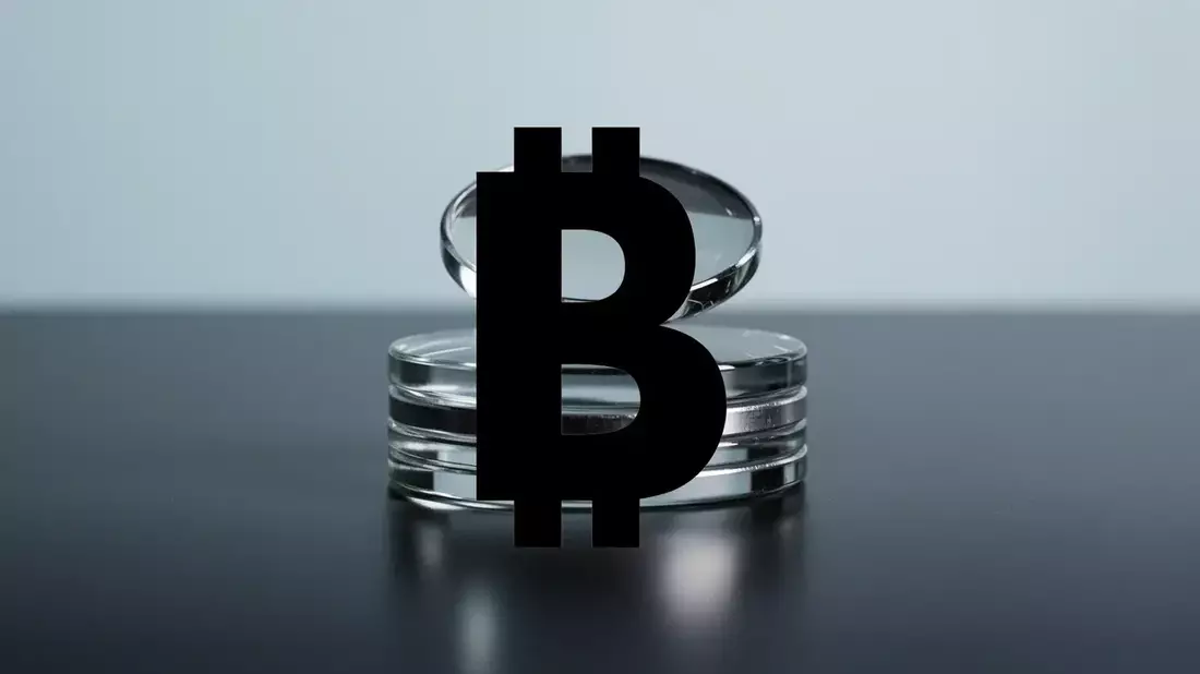 Strategy Sells 32 Bitcoin for Dividend as Stock Slides 23%, Insider Sales Spark Worry