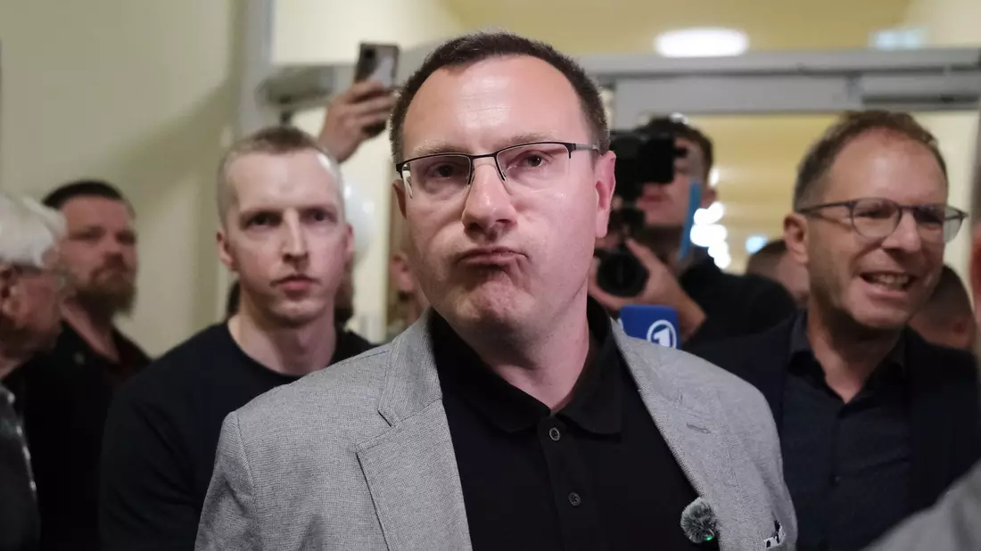 Der unterlegene Kandidat von den rechtsextremen «Freien Sachsen» will mit dem Wahlsieger zusammenarbeiten. - Bild: Sebastian Willnow/dpa