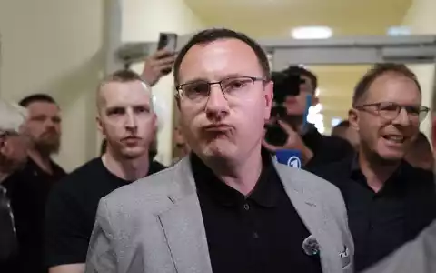Der unterlegene Kandidat von den rechtsextremen «Freien Sachsen» will mit dem Wahlsieger zusammenarbeiten. - Bild: Sebastian Willnow/dpa