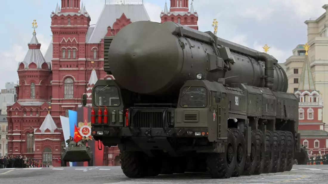 Russland zeigt in Sachen Atomwaffen die Muskeln: Hier rollt eine strategische Atomrakete vom Typ Topol-M bei einer Militärparade durch Moskau. (Archivbild) - Bild: Yuri Kochetkov/epa/dpa