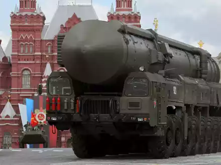 Russland zeigt in Sachen Atomwaffen die Muskeln: Hier rollt eine strategische Atomrakete vom Typ Topol-M bei einer Militärparade durch Moskau. (Archivbild) - Foto: Yuri Kochetkov/epa/dpa