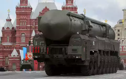 Russland zeigt in Sachen Atomwaffen die Muskeln: Hier rollt eine strategische Atomrakete vom Typ Topol-M bei einer Militärparade durch Moskau. (Archivbild) - Bild: Yuri Kochetkov/epa/dpa
