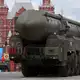 Russland zeigt in Sachen Atomwaffen die Muskeln: Hier rollt eine strategische Atomrakete vom Typ Topol-M bei einer Militärparade durch Moskau. (Archivbild) - Bild: Yuri Kochetkov/epa/dpa
