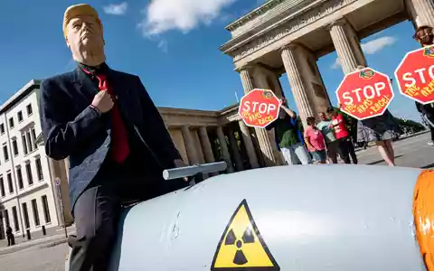 Friedensorganisationen demonstrieren im April in Berlin für eine Welt ohne Atomwaffen - und gegen ein Wettrüsten zwischen den USA und Russland. (Archivbild) - Bild: Fabian Sommer/dpa