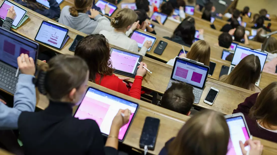 EY-Umfrage: Jobsicherheit bei Studierenden besonders wichtig. (Symbolbild) - Bild: Jan Woitas/dpa
