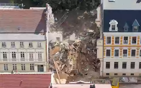 Gut drei Wochen nach dem Hauseinsturz in Görlitz dauern die Ermittlungen an. (Archivbild) - Bild: Sebastian Kahnert/dpa