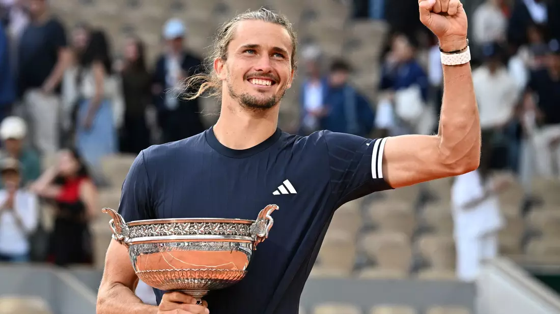 Alexander Zverev jubelt mit dem Pokal für den French-Open-Sieg in den Händen - Bild: Emma Da Silva/AP/dpa