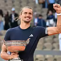 Alexander Zverev jubelt mit dem Pokal für den French-Open-Sieg in den Händen - Foto: Emma Da Silva/AP/dpa