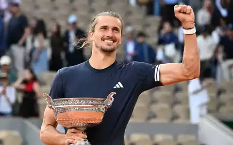 Alexander Zverev jubelt mit dem Pokal für den French-Open-Sieg in den Händen - Bild: Emma Da Silva/AP/dpa