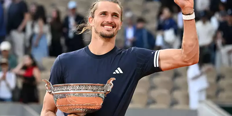 Alexander Zverev jubelt mit dem Pokal für den French-Open-Sieg in den Händen - Foto: Emma Da Silva/AP/dpa