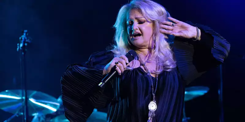 Ihre Fans hoffen, dass Bonnie Tyler bald wieder auf der Bühne steht. (Archivbild) - Foto: Sebastian Gollnow/dpa