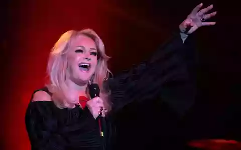 Für diesen Sommer hatte Bonnie Tyler rund 30 Konzerte geplant. (Archivbild) - Bild: Sebastian Gollnow/dpa
